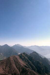 蓝天映衬群山