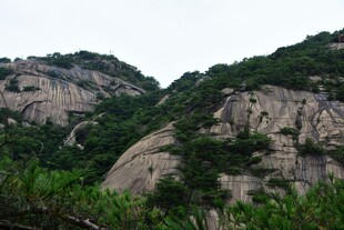 巍峨山峦间的绿意景致