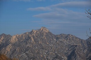 巍峨山峦映蓝天