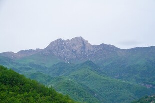 青山巍峨的壮丽山景