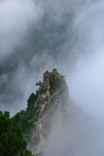 云雾缭绕中的峻峭山峰