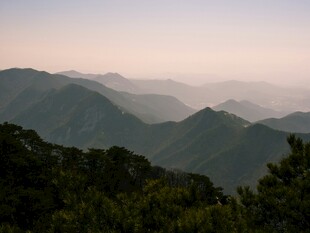 山峦叠翠的壮美自然景观
