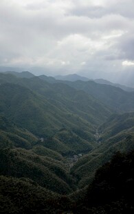 山峦云海间的壮美风光