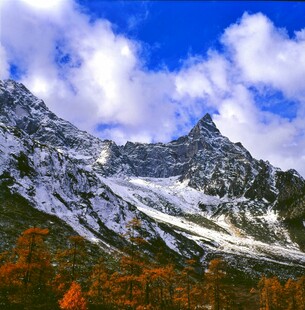 秋日雪山美景