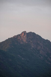 黄昏下的巍峨山峰
