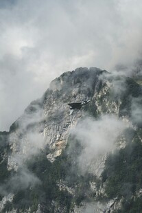 云雾缭绕的巍峨山峰
