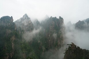 云雾缭绕的壮丽山峰