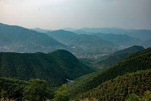 山峦叠翠的壮美自然景观