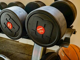 哑铃架上的健身哑铃