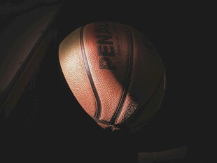 暗光下的篮球特写