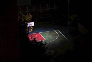夜晚中的篮球场地