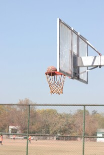 篮球框下的精彩瞬间