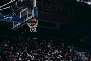 篮球赛场观众席热闹场景