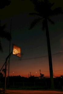 黄昏下的篮球架