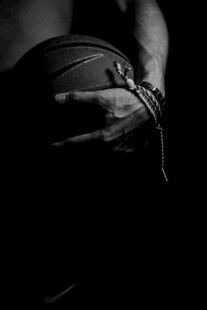 手握篮球的运动瞬间