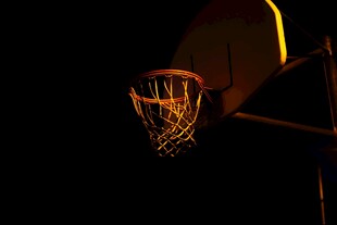 夜色中的篮球框