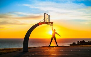 夕阳下的海边篮球运动