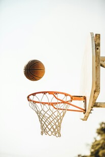 篮球入筐瞬间