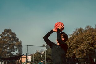 男子户外双手举篮球