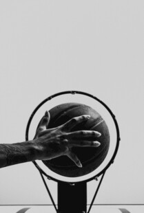 手托篮球于篮筐之上