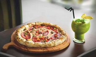 美味披萨搭配清新饮品