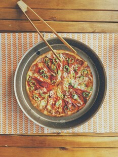 美味披萨置于盘上配筷子