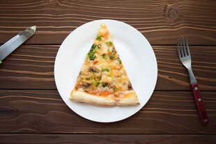 木桌上的美味披萨切片