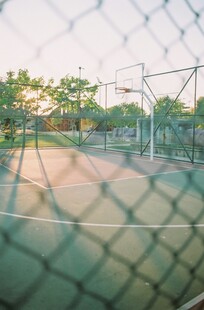 透过围栏看户外网球场