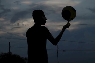 黄昏下的少年与手中气球