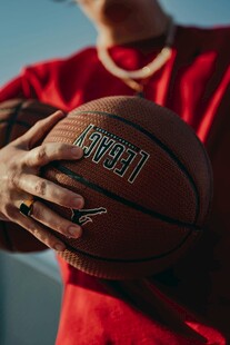 手持篮球的运动者