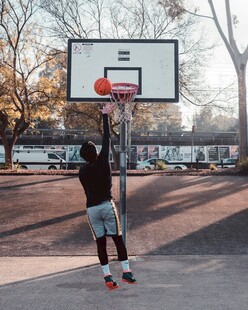 男子户外篮球场潇洒扣篮