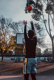 男子户外专注投篮瞬间