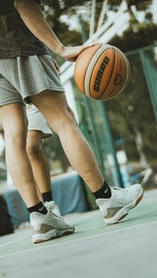 青少年篮球场上活力瞬间