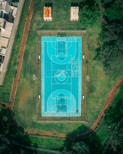 空中俯瞰户外蓝色篮球场