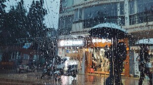 雨中街边小店的温馨景象