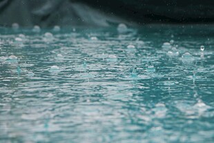 雨滴落入水面的美丽瞬间