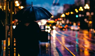 雨夜撑伞人
