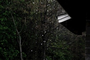 雨中屋檐下的细密雨丝
