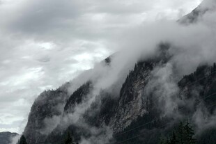 云雾缭绕的巍峨山峰