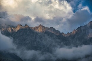 云雾缭绕的壮丽山峦