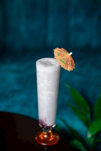 精致奶昔配小伞装饰