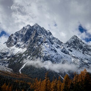 雪山秋景
