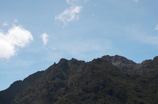 巍峨青山映蓝天