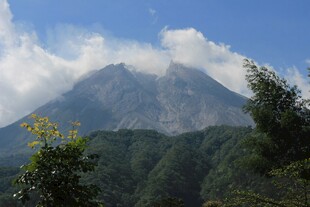 壮丽山景云雾缭绕