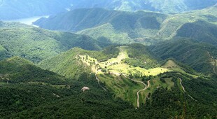 俯瞰山间村落美景