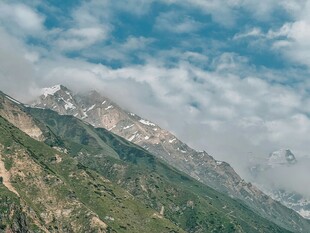 巍峨山峦云雾缭绕