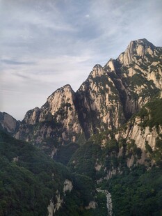 巍峨山峰入云端