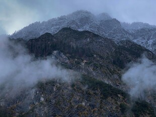 云雾缭绕的巍峨山峰