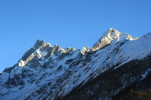巍峨雪山壮丽景致