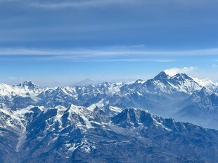 俯瞰壮丽雪山美景